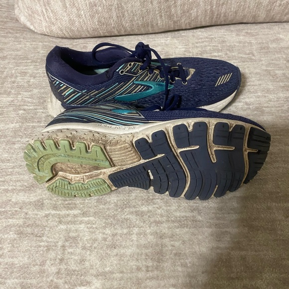 Brooks - Picture 4 of 4